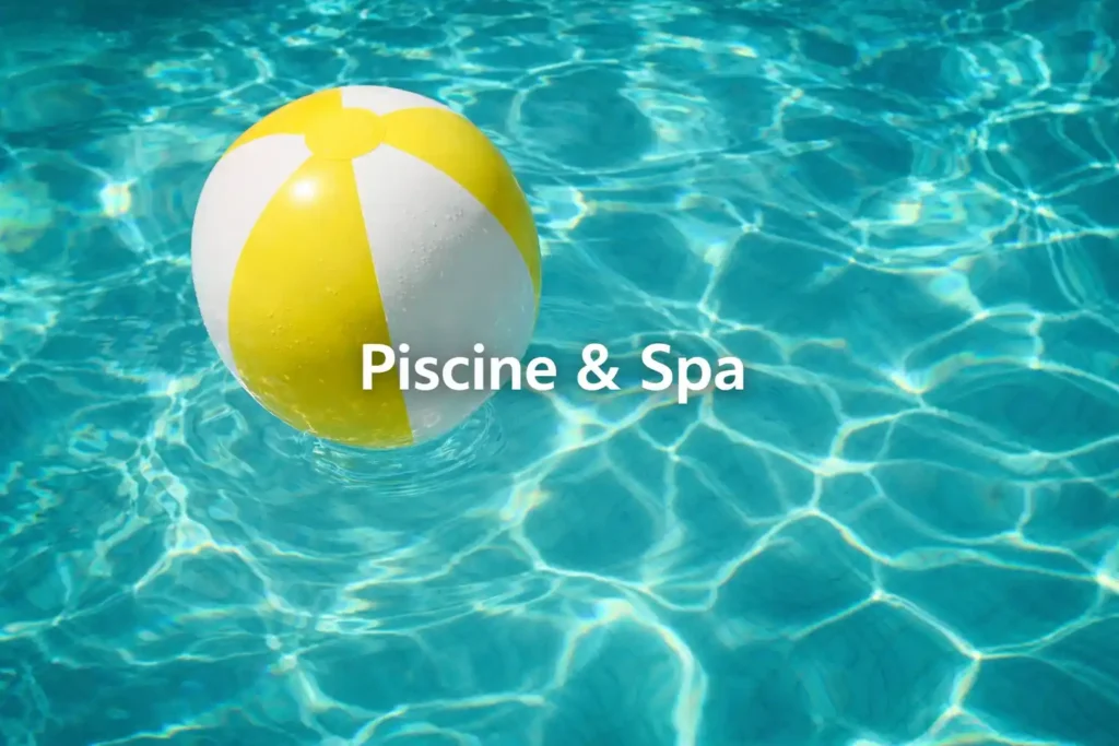 Piscine & Spa – Entretien et équipements Ballon jaune et blanc flottant dans une piscine bleue illustrant l’univers piscine et spa